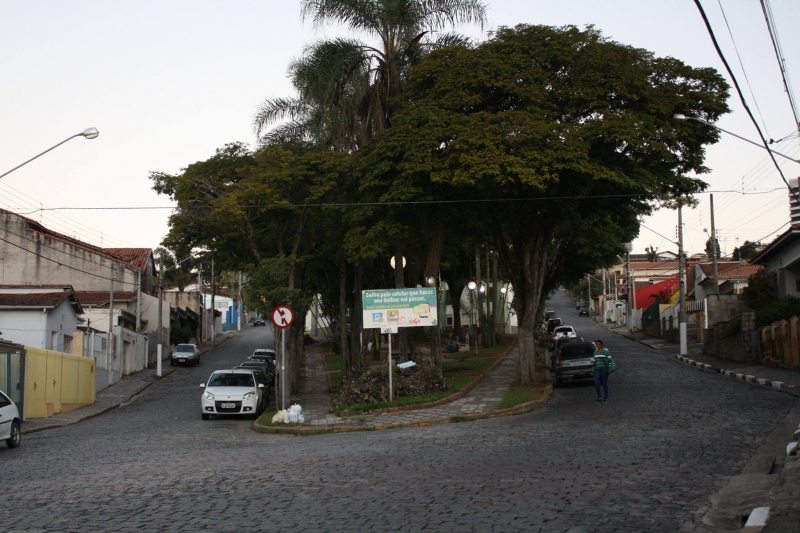 16/06/16 - Ligação de água em edifício interrompe o abastecimento em duas ruas do centro