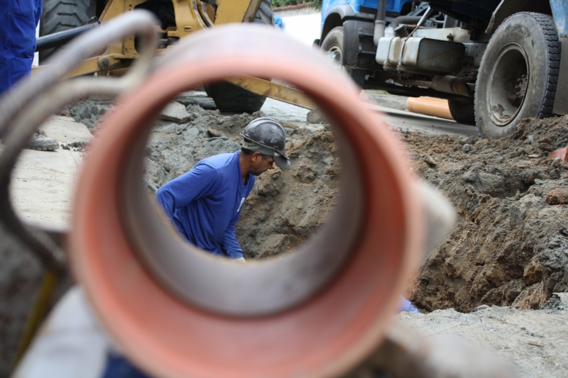 Obra da rede coletora no centro será retomada no período de férias