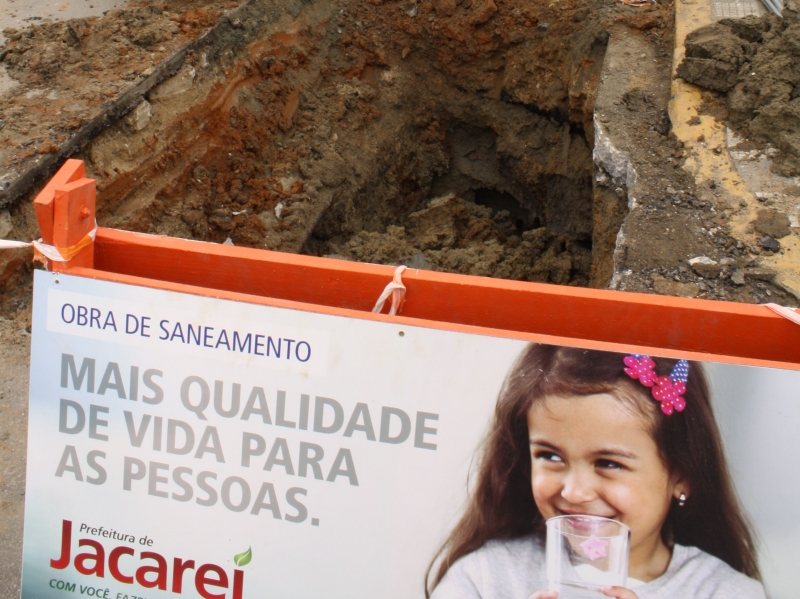 Rede coletora de esgoto chega à rua Floriano Peixoto