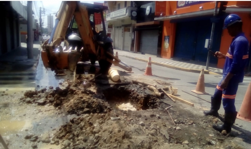 ROMPIMENTO DE REDE DE ÁGUA NA RUA BARÃO PODE AFETAR ABASTECIMENTO DA REGIÃO CENTRAL NESTE DOMINGO (24)