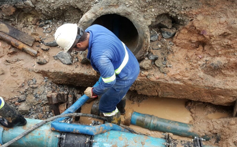 PROBLEMA EM ADUTORA NA ROD. NILO MÁXIMO AFETA ABASTECIMENTO DA REGIÃO.