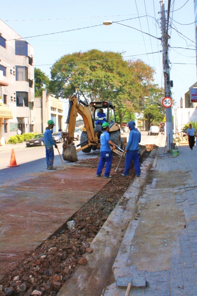 Implantação de rede de esgoto altera estacionamento no Jardim Flórida 