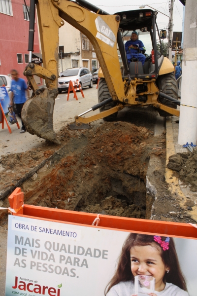 Rede coletora de esgoto avança no centro