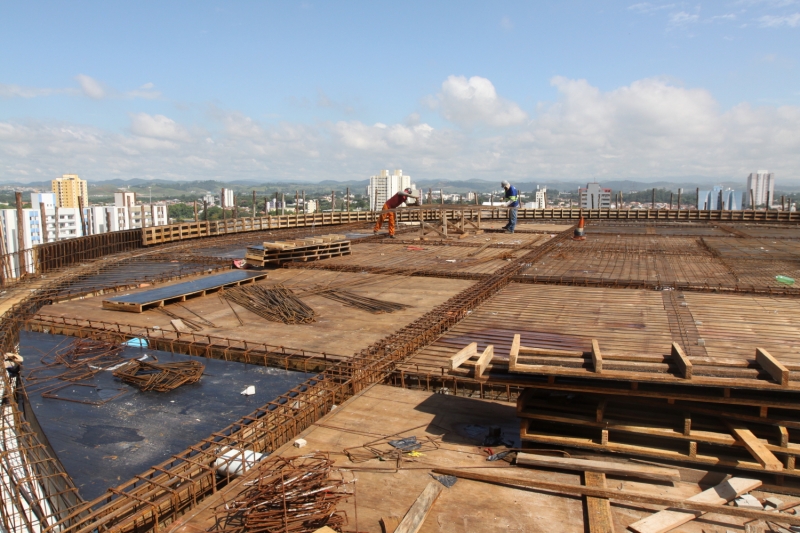 Obra de adutora interdita rua Salvador Preto