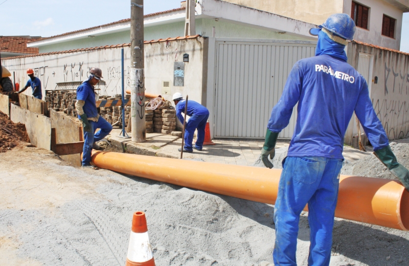 Obra da rede coletora de esgoto avança pela Rua Santa Rosa