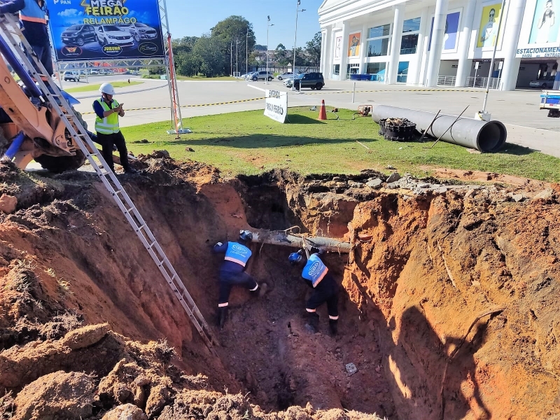 SAAE Jacareí informa sobre vazamento na adutora de abastecimento de água no Jardim Califórnia